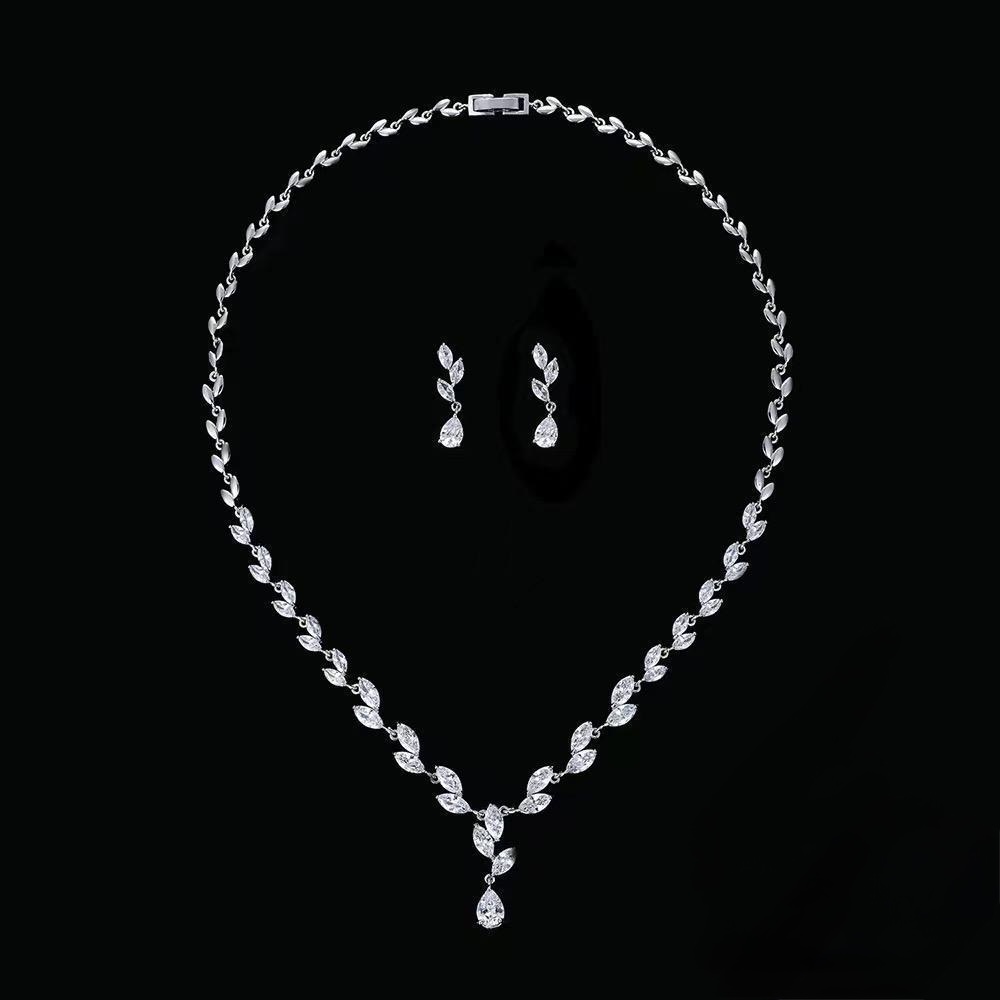 IMG_2405 طقم مجوهرات نسائي راقي (عقد وأقراط) مرصع بأحجار الزركون اللامعة - الصورة 1