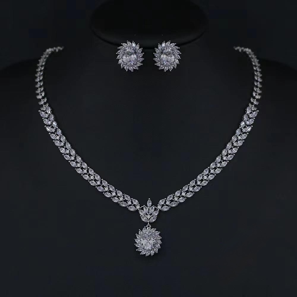 IMG_2406 طقم مجوهرات فاخر يتألف من قلادة وأقراط من الزركون اللامع، يتميز بتصميم كلاسيكي مرصع بفصوص ماركيز على هيئة أوراق شجر متصلة - الصورة 1