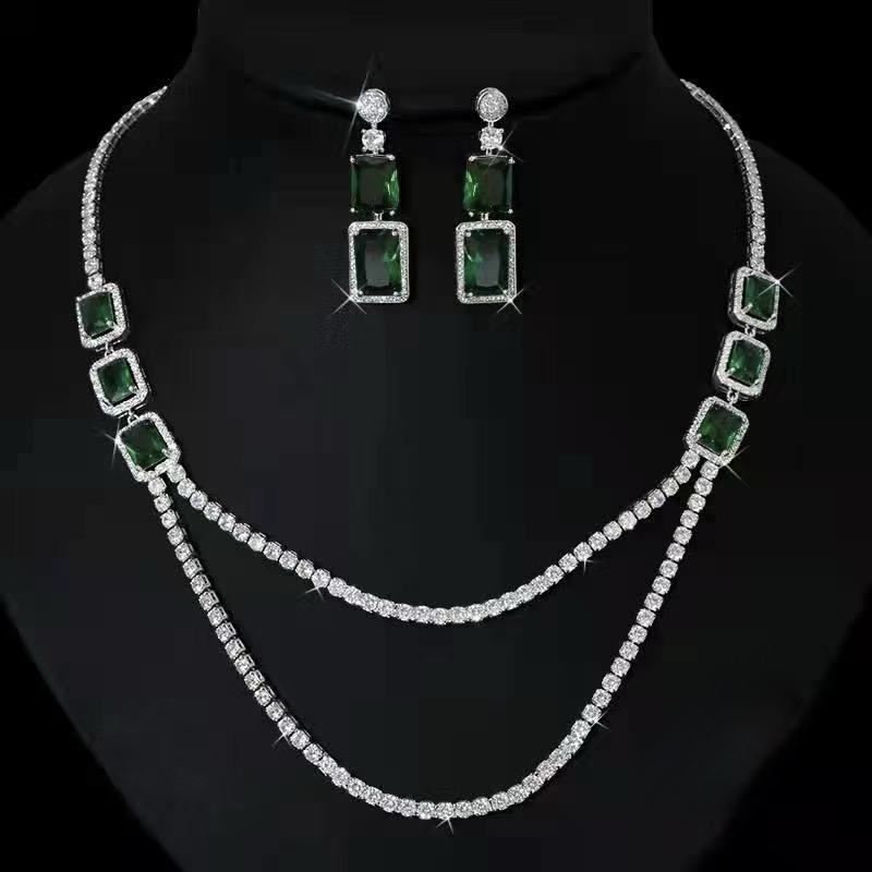 IMG_2413 طقم مجوهرات فاخر باللون الفضي مرصع بأحجار زمردية خضراء مستطيلة وخطوط مزدوجة من الكرستال البراق - الصورة 1