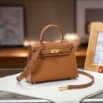 حقيبة يد صغيرة ذهبية اللون بتصميم كلاسيكي وقطع معدنية ذهبية مع جميع الملحقات | رويال ليفل