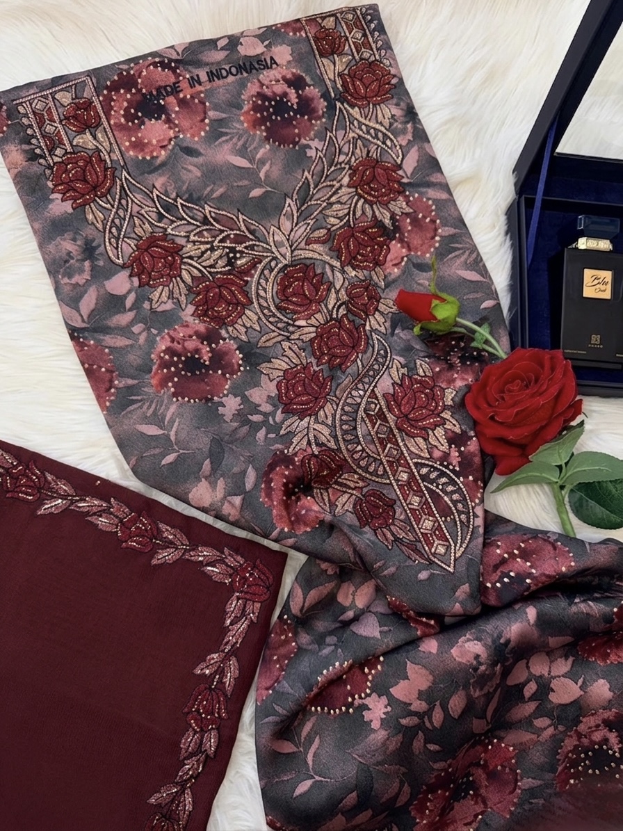 IMG_4759 حرير إندونيسي أصلي يمتاز بملمسه البارد ونقوشه الزهرية الراقية، مجهز بتطريز كثيف 7 - الصورة 1